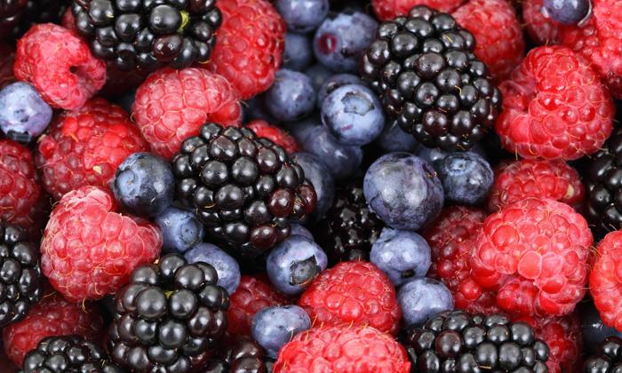 Căpșunile, murele, afinele sau zmeura pot fi congelate fără nicio problemă. Principalul lucru este ca aceste fructe de pădure să fie bine spălate și uscate înainte de procesul de congelare.