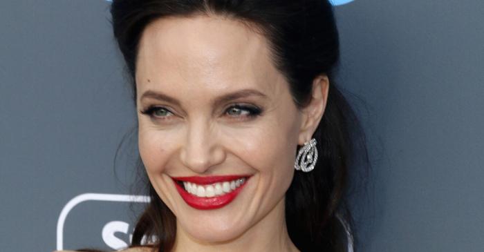 Angelina Jolie a suferit o paralizie inainte de divortul cu Brad Pitt din cauza stresului