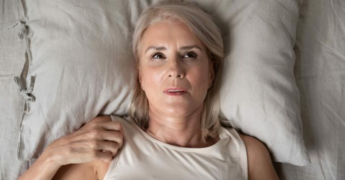 Poziția în care dormi poate să îți îmbătrânească prematur pielea