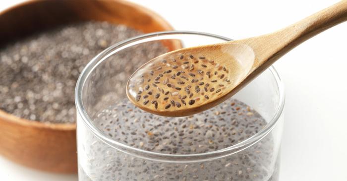 Semințele de chia puse în apă înainte de culcare: beneficii și riscuri pentru sănătate