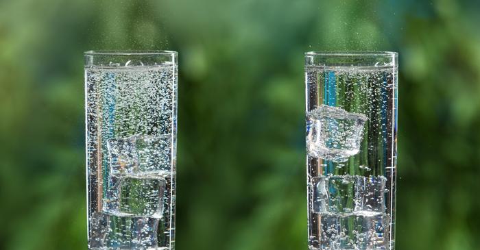 Un studiu nou arată că apa minerală accelerează metabolismul și reduce glicemia