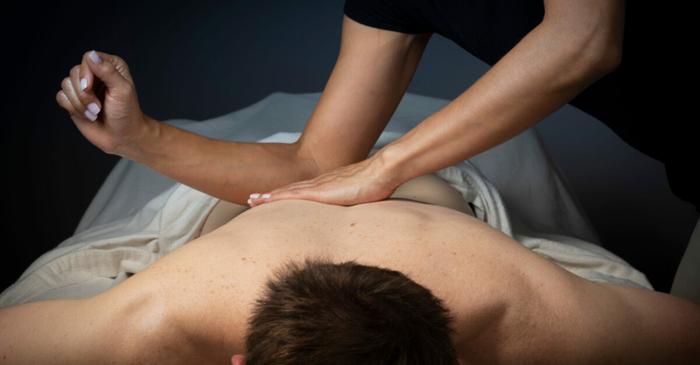 Masajul miofascial: tehnica terapeutică care elimină durerea musculară cronică