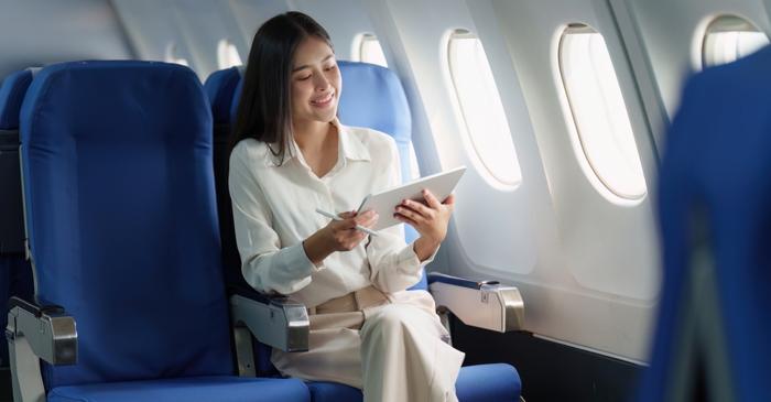 Medicii avertizează: încrucișarea picioarelor în avion poate provoca tromboză