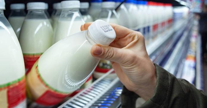 Sare în lapte: metoda simplă care îl menține proaspăt până la trei săptămâni