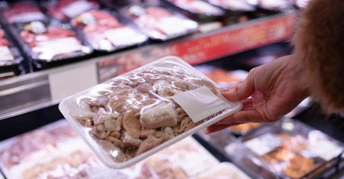 Ambalajele umflate cu carne: riscurile ascunse pentru sănătatea ta