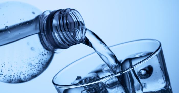 Ce se întâmplă, de fapt, când bei apă din sticle de plastic
