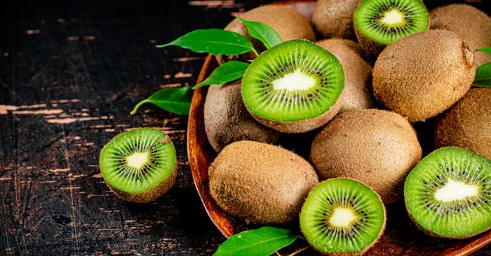 Coaja de kiwi oferă mai multe beneficii nutriționale decât pulpa fructului