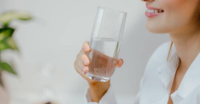 Consumul de apă rece poate stimula metabolismul și arderea caloriilor