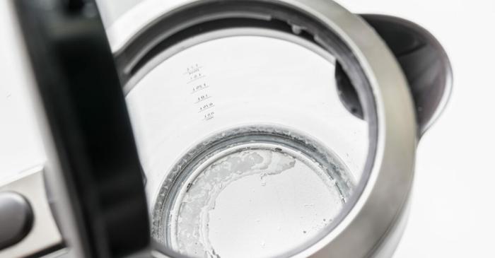 Cum să cureți rapid fierbătorul de calcar cu ingrediente simple