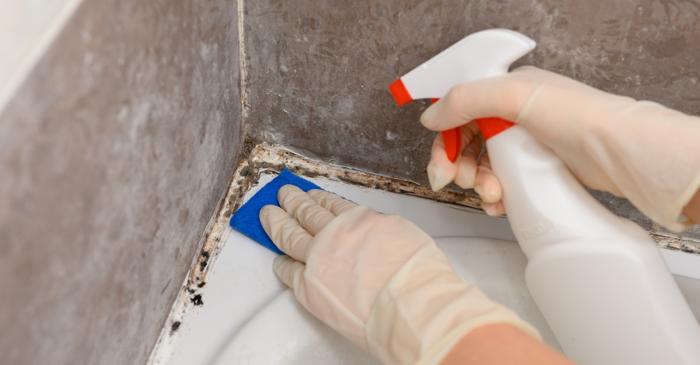 Peroxidul de hidrogen elimină mucegaiul de pe silicon în baie în doar 10 minute