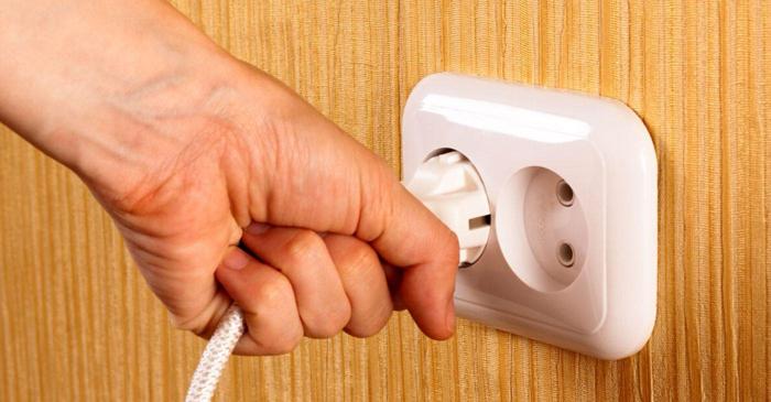Trei aparate care consumă curent electric în timp ce dormi