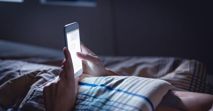 Un neurolog explică de ce ora 21:50 este momentul ideal pentru a închide telefonul seara