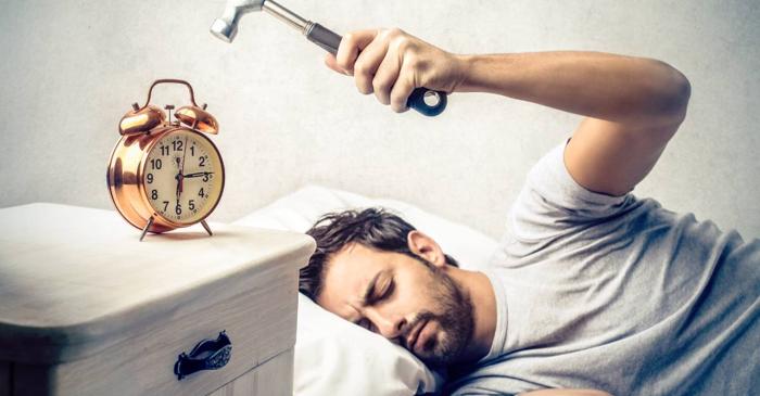 Un neurolog spaniol: Alarmele multiple îți distrug somnul și echilibrul emoțional