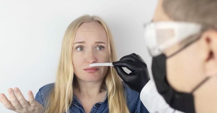 Cum poate un test de miros să prezică Alzheimerul cu 20 de ani înainte?