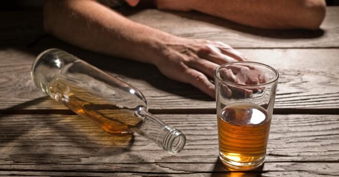 Din ce în ce mai mulți români se confruntă cu dependența de alcool în 2024