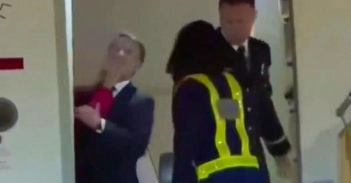 Prima Doamnă a Franței l-a împins pe Macron în avionul prezidențial la Hanoi