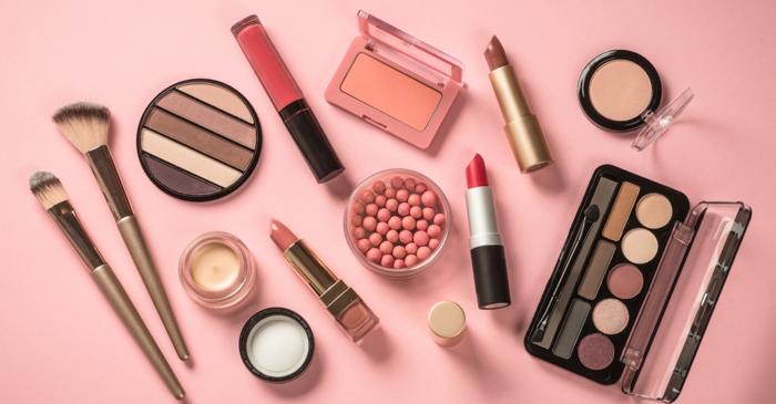 De ce nu trebuie să-ți ții machiajul în baie?