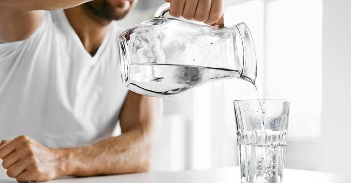 Nutriționiștii confirmă: Apa băută înainte de masă accelerează procesul de slăbire