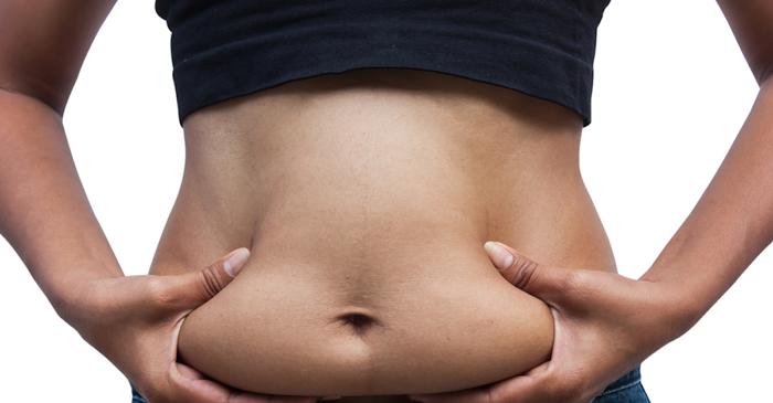 Trei obiceiuri zilnice care îți sabotează pierderea grăsimii abdominale