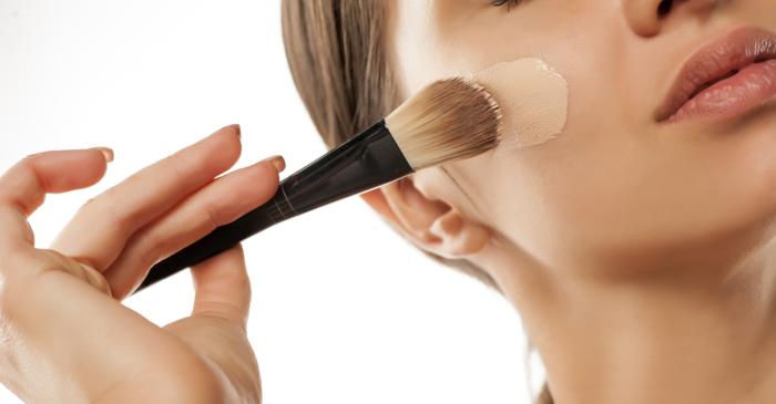 Cinci pași esențiali pentru ca fondul de ten să reziste în zilele toride de vară