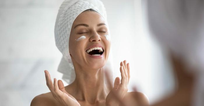 Pielea își pierde elasticitatea după 30 de ani și necesită o cremă de noapte cu ingrediente active