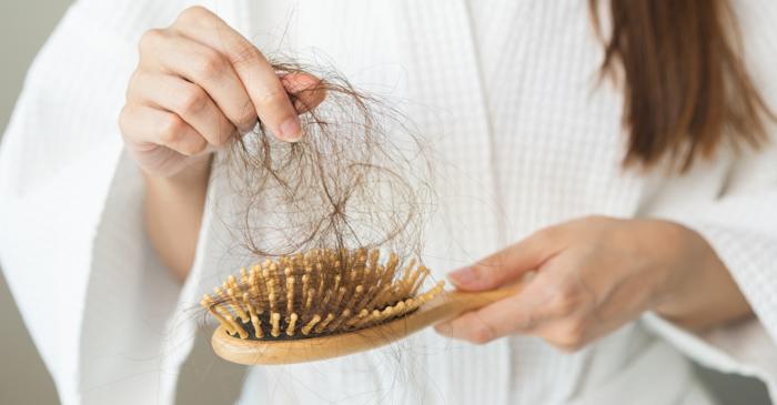 Căderea părului toamna este un fenomen natural accentuat de factori externi