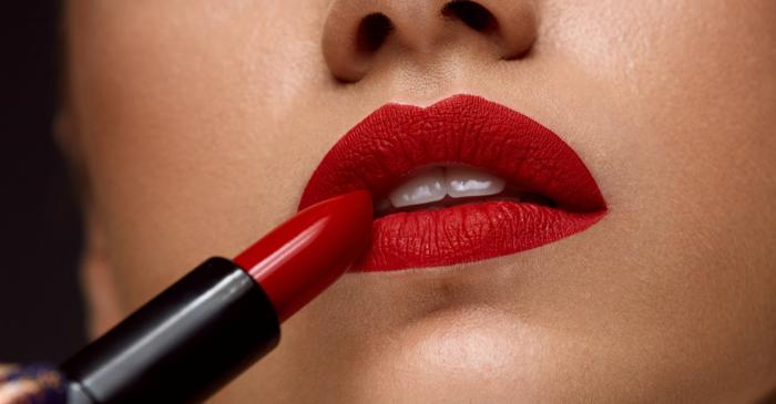 Cum aplici corect rujul pentru a rezista ore întregi?