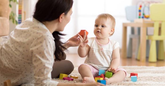 Forțarea copilului să stea în șezut sau să meargă îi poate dăuna dezvoltării