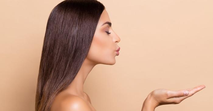 Masajul zilnic al scalpului stimulează creșterea părului și reduce ridurile de pe frunte