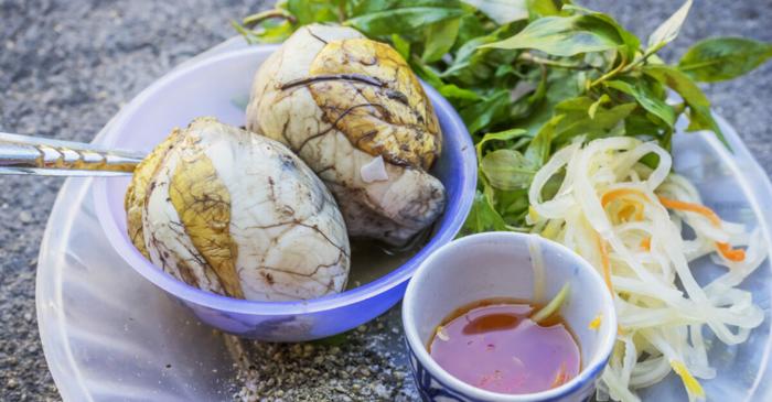 O delicatesă filipineză din ou cu embrion respinge turiștii în ciuda gustului său plăcut