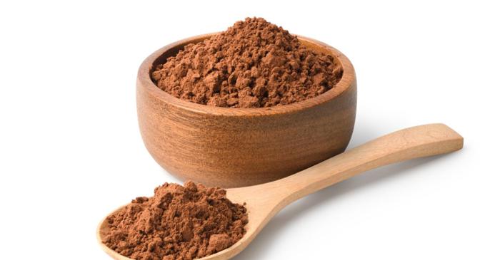 Pudra de cacao estompează firele albe și hrănește părul în mod natural