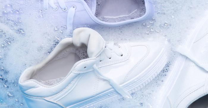 Adidașii din pânză și materiale sintetice pot fi spălați la mașina de spălat la 30°C