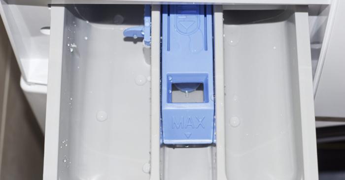 Apa rămasă în compartimentul pentru balsam semnalează probleme de întreținere a mașinii de spălat