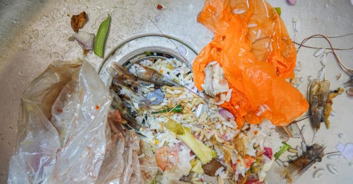 Cum se desfundă corect o chiuvetă blocată cu resturi alimentare