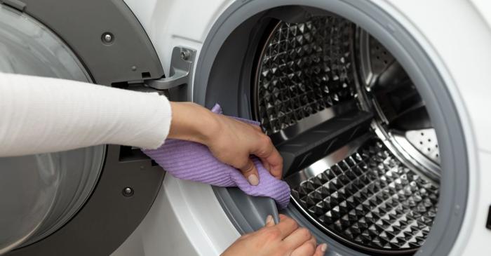 De ce miroase urât mașina de spălat și cum poți rezolva problema cu soluții simple