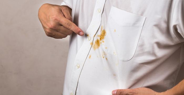 Detergentul de vase elimină petele de grăsime de pe haine chiar și după uscare