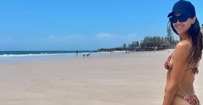 Jessica Alba atrage toate privirile într-un costum de baie multicolor pe o plajă din Australia