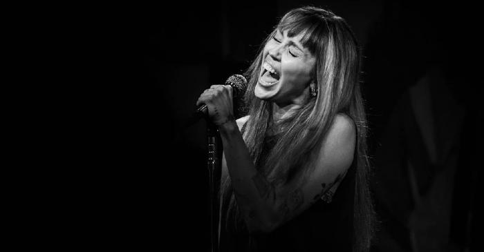 Miley Cyrus suferă de un polip mare pe corzile vocale care îi împiedică turneele