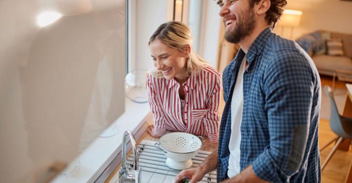 O chiuvetă sub fereastră poate transforma bucătăria, dar vine cu provocări la instalare