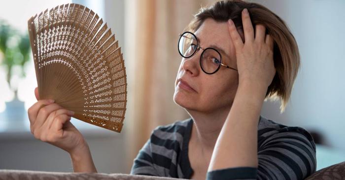 Când devine terapia hormonală mai mult un beneficiu decât un risc la menopauză?