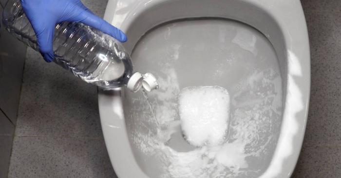 De ce reapar petele galbene de pe toaletă și cum le poți elimina?
