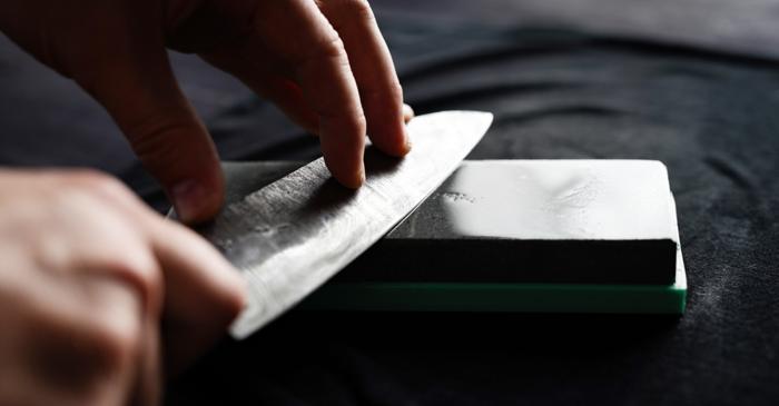 O cană ceramică obișnuită devine un ascuțitor de cuțite eficient