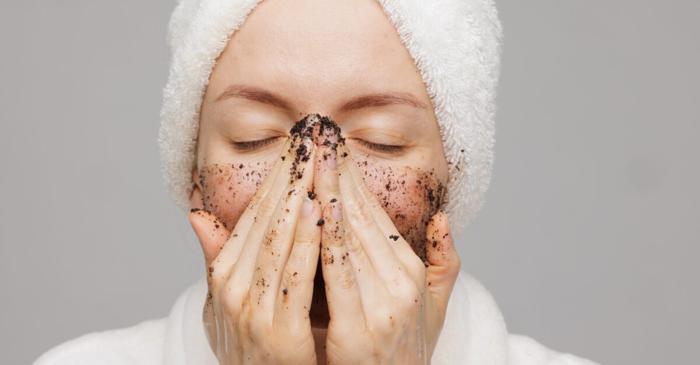 Sarea, zahărul sau zațul de cafea exfoliază tenul în mod natural și eficient