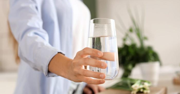 Un aport crescut de apă reduce pofta pentru alimente bogate în calorii și zahăr