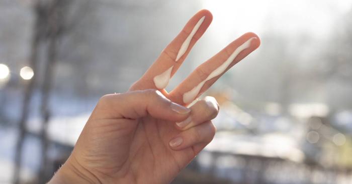 Zăpada reflectă până la 80% din radiația UV și amplifică riscurile pentru piele