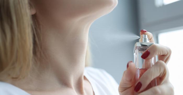 Arta de a purta un parfum stă în detalii pe care mulți le ignoră