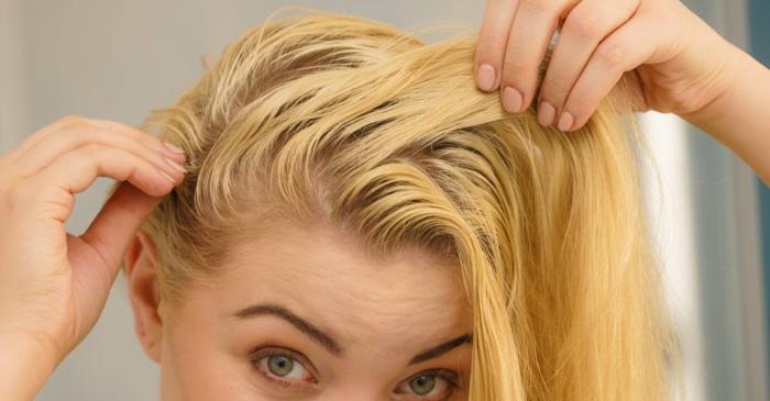 Părul se îngrașă rapid din cauza sebumului excesiv și a atingerii frecvente