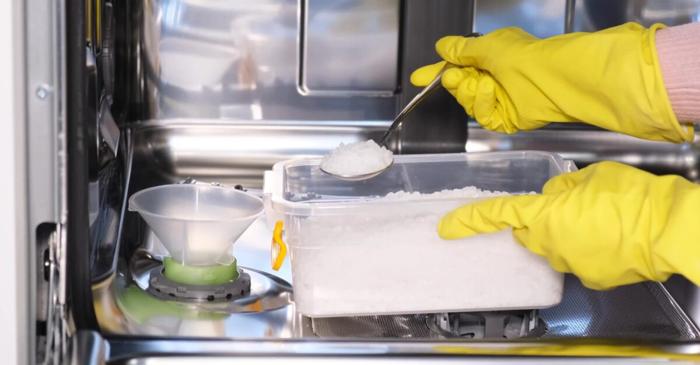 Un detergent făcut în casă din ingrediente simple curăță vasele și reduce costurile