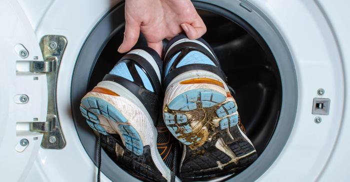 Adidașii din pânză și mesh pot fi spălați la mașina de spălat, dar cei din piele necesită curățare manuală