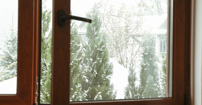 Aerisirea cu geamul rabatat iarna, o greșeală care duce la mucegai și facturi mai mari